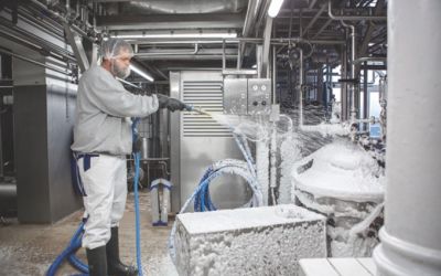 Niederdruckreinigung per Hand in einem Betrieb zur Verarbeitung von Milch (Foto: System Cleaners)