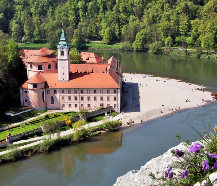 Entdecken Sie das Kloster Weltenburg, eine Perle Bayerns, die mit ihrem einzigartigen Ambiente, köstlichem Bier und kulinarischen Köstlichkeiten begeistert. (Foto: AdobeStock - MyWorld)