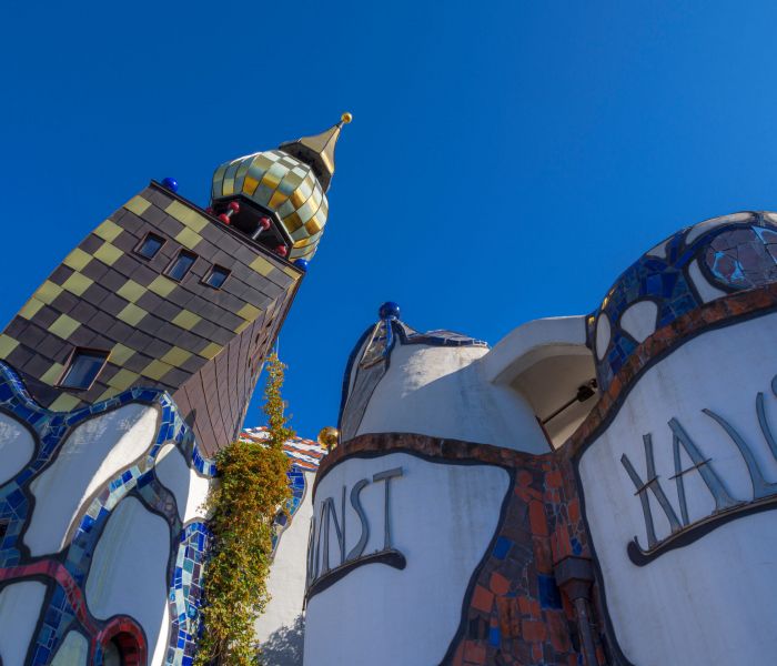 Das KunstHaus Abensberg: Ein Ort der Verehrung für Friedensreich Hundertwasser. (Foto: AdobeStock - pwmotion 375172110)