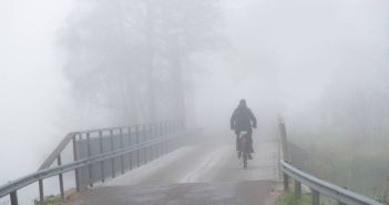 Fahrradbeleuchtung für sicheres Radfahren in der Dunkelheit (Foto: AdobeStock 299799424 Pink Badger)